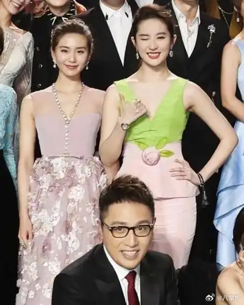 刘亦菲刘诗诗合影旧照#网友晒出美女们合照气场太强啦~期待新的同框