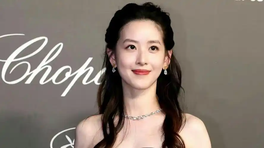 走红15年,身家百亿,"奶茶妹妹"章泽天的五个出人意料