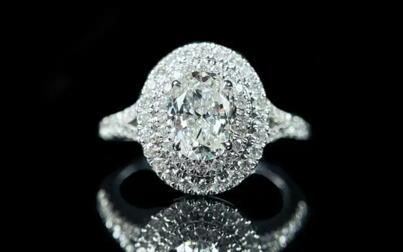 钻戒:椭圆一克拉围镶2圈,超级大!超级豪气!