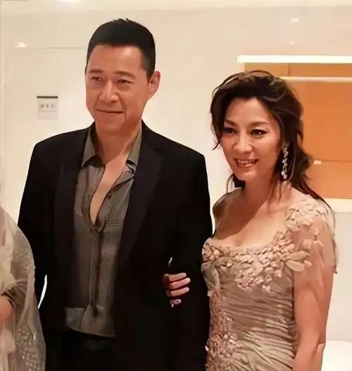 张丰毅的老婆原来是她五官美艳撞脸杨紫琼穿薄纱裙太有魅力