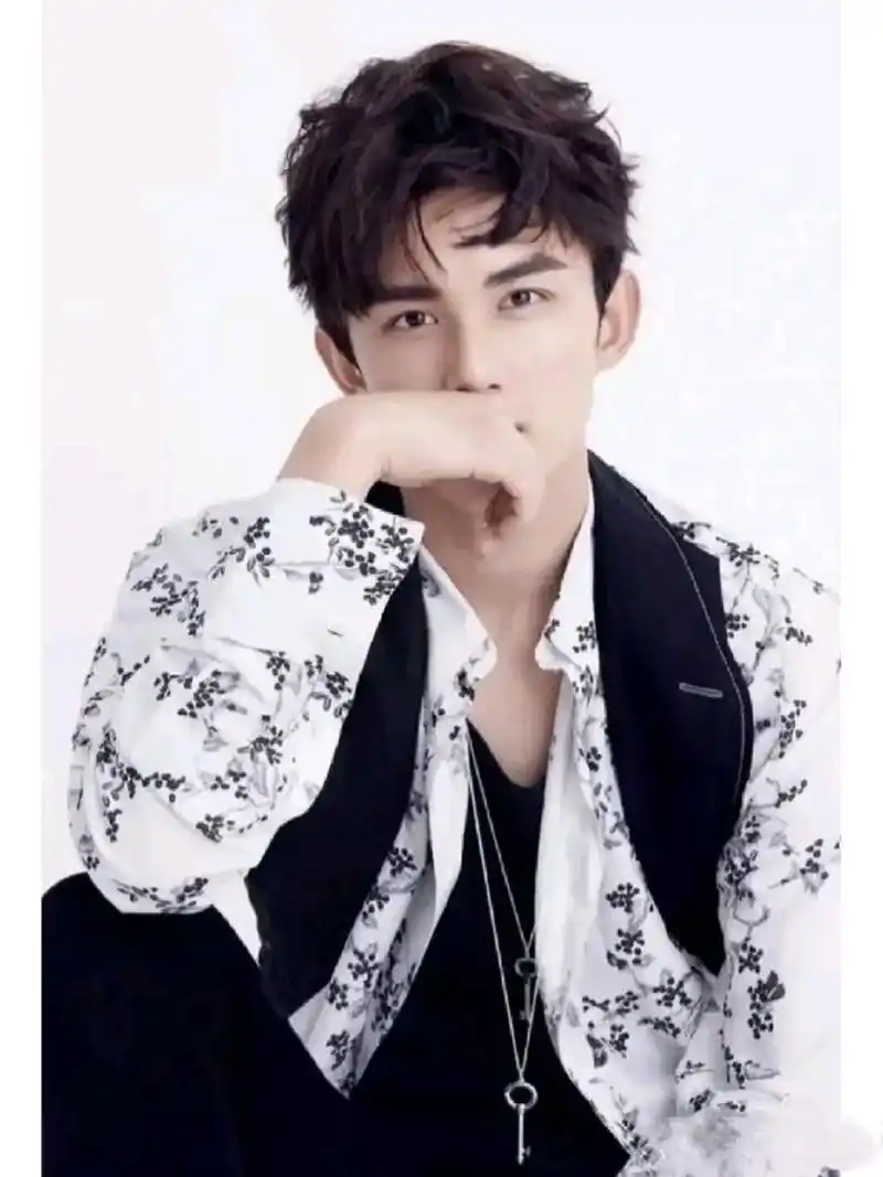 吴磊的照片来了 吴磊,1999年12月26日出生于上海市[1],中国内地影视男