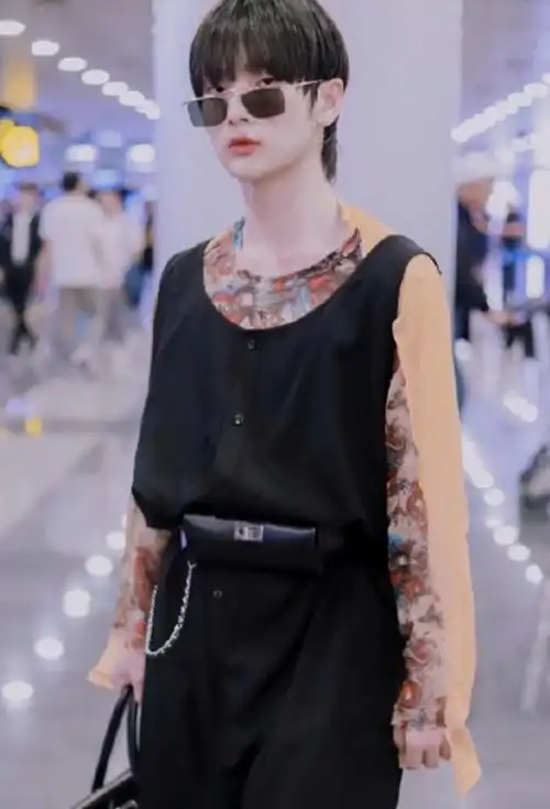 找到比蔡徐坤还娘的男星!周震南"女装"走机场,这还算是男人?