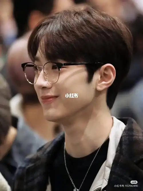 赖冠霖可爱照片00