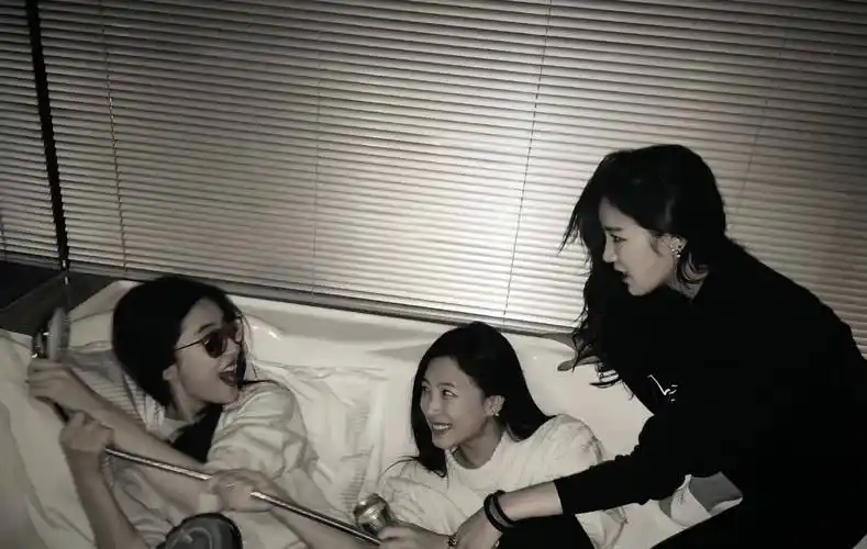 刘亦菲孟佳咖啡店聚会,临别时拥抱关系好好,俩人友情已有8年_友谊_好