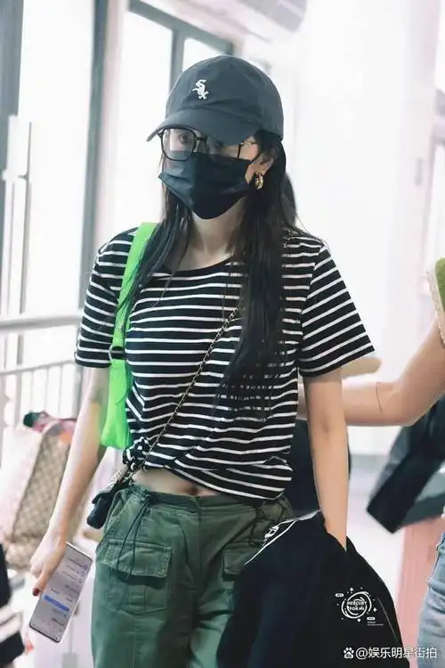 杨幂最新机场饭拍曝光,穿黑色条纹t恤秀纤细小蛮腰,气质十足