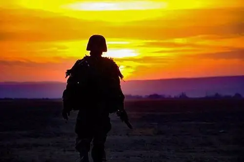 15张极致的军人剪影,每张都超美!