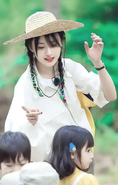 郑爽穿着蓝色的复古校服,仿佛让她回到高中时代