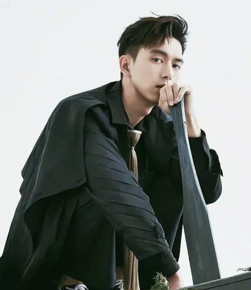 李现ins晒出特写照,画风和微博相差甚大,修图师要哭