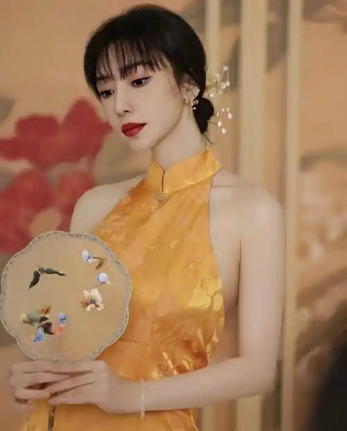 柳岩穿高时尚旗袍,彰显气质尽显东方美_明星_人们_女性