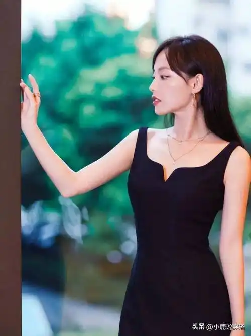 张嘉倪"下车照"被疯传,生图下流出真实容颜,360度无死角的美_整体