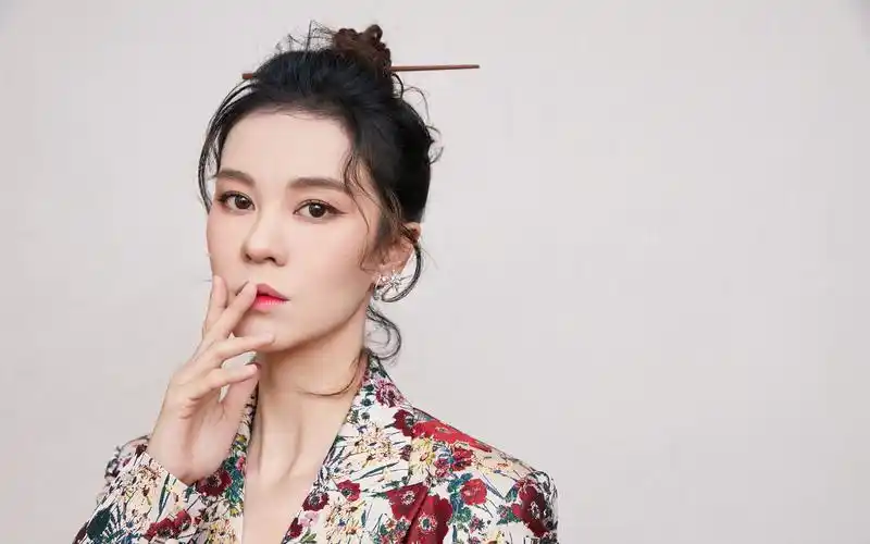 郁可唯时尚靓丽写真桌面壁纸