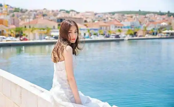 原创迪丽热巴首登开年杂志封面粉丝组织冲销量却又被内涵有恋情