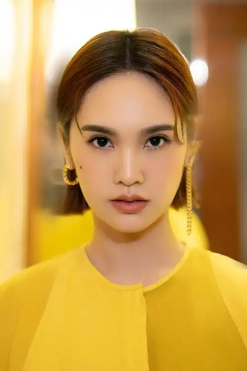 杨丞琳最新写真短发利落眼神坚定 暖黄色调似丹桂香气氤氲_凤凰网娱乐