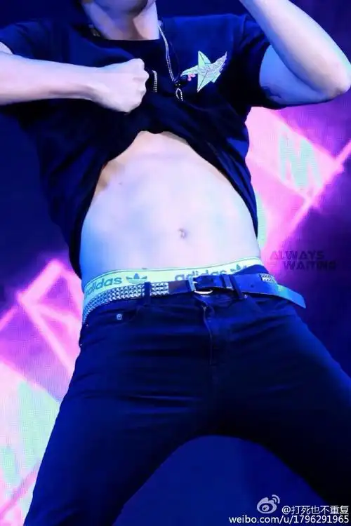 陈伟霆#【陈伟霆 腹肌】 听说在热搜～就愉快的来安利一发～其饰乙