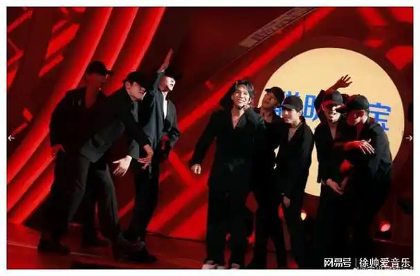 别的舞伴全部都带着帽子,只有宋小宝梳了一个"微分碎盖",看着还怪有