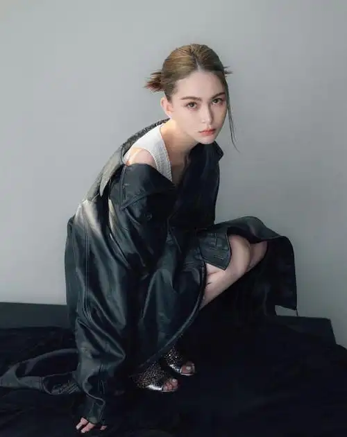 昆凌三胎后高调复出!穿破洞衣秀事业线,周杰伦卖力为娇妻加油 第1张