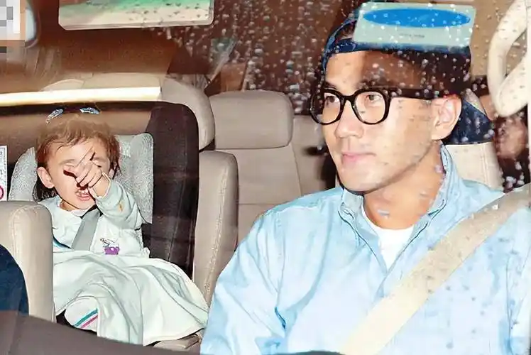 杨幂9岁女儿近照,小糯米走路带风太像妈妈,身高快到刘恺威肩膀_加拿大