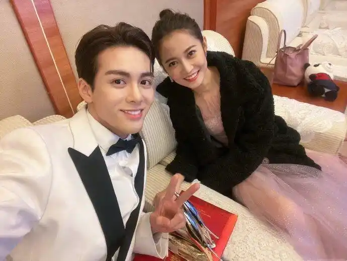 组图:曾舜晞陈钰琪"忌敏cp"再聚首 一起玩手指舞甜炸画风养眼