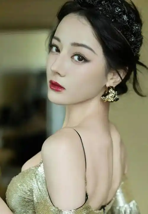 迪丽热巴黑色镀金薄纱礼服:高贵优雅与华丽的完美结合_身材_魅力_女神