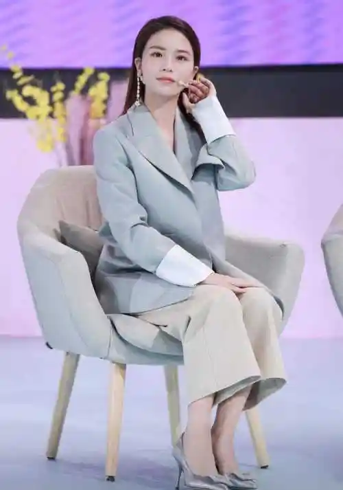 黄英真实身高(黄英终于惊艳一回,穿白衬衫半露香肩好时髦,碎钻长靴太