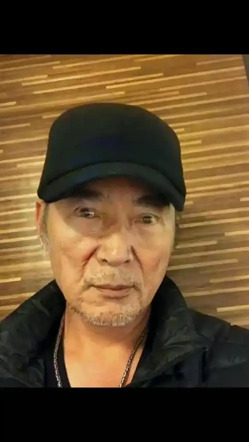 焦恩俊近照曝光,满头白发与母搭肩似姐弟,二婚娶初恋!