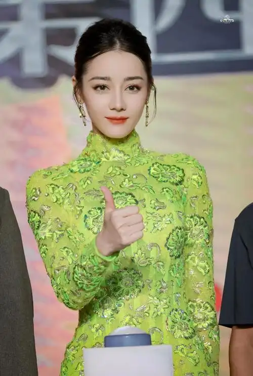 迪丽热巴冠珠绿裙1