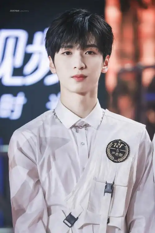 严浩翔超话yhx#严浩翔 时代少年团第一rap担#世界上怎么有这么帅的人!