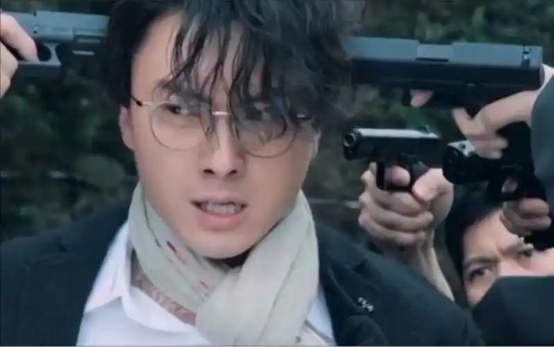 王浩信挺冷静啊那么多把枪指着他哈哈哈