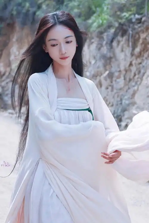 吴谨言墨雨云间