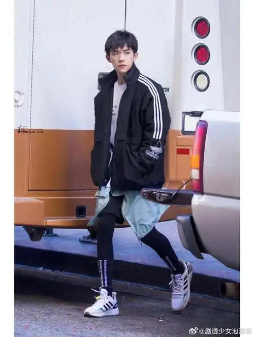 易烊千玺早期穿搭96,清清爽爽的男高风,超喜欢他这个发型!