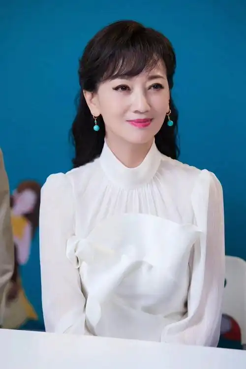 赵雅芝这次的look,穿着漂亮又减龄的白色长裙,涂上芭比粉口红,看着