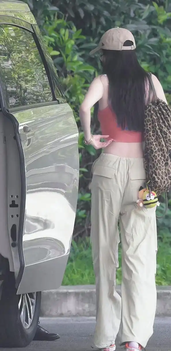 杨幂腰臀比好绝#  杨幂今日穿搭,绝美腰臀比我直接斯哈斯哈!