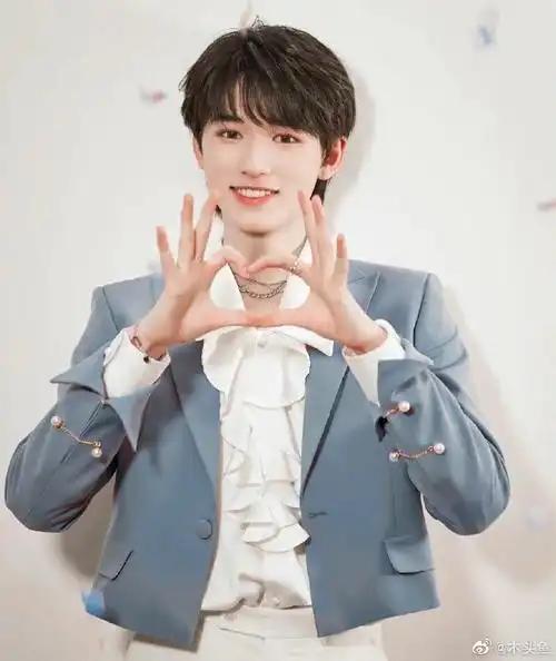 宋亚轩爱心针织马甲造型