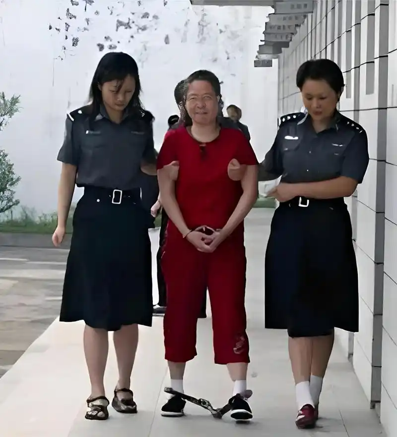 这个红衣女子,一生被判了两次死刑!