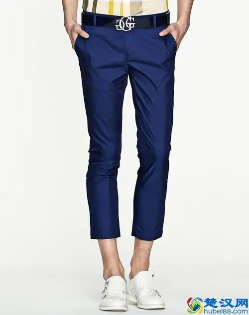 男生蓝色裤子配什么上衣男士服装颜色搭配指南