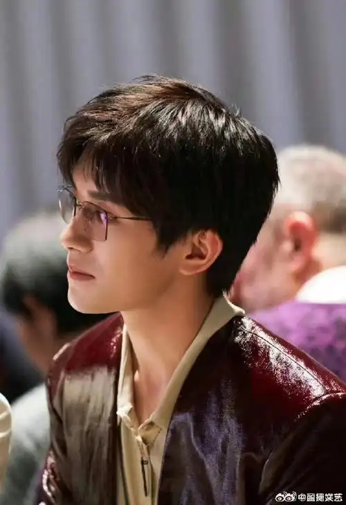 易烊千玺背头眼镜##易烊千玺戴眼镜反差