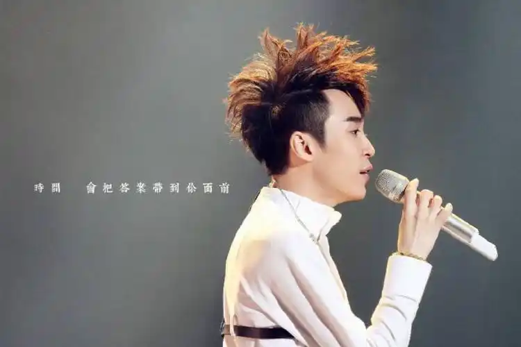 苏打绿主唱吴青峰"精神分裂",悲伤的歌手生活中很皮