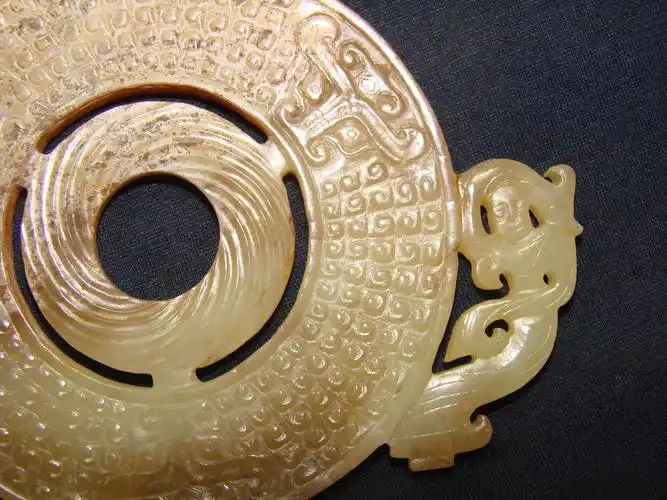 汉代和田白玉谷纹兽面纹出廓舞人重环壁