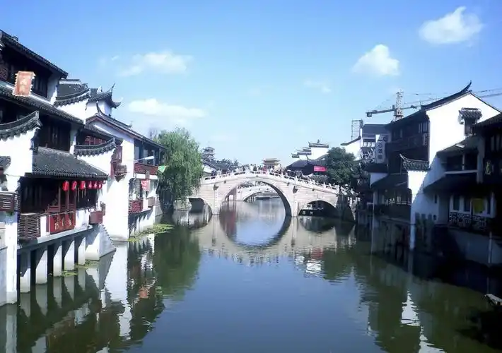 江南古镇,以其深邃的历史文化底蕴,清丽婉约的水乡古镇风貌,古朴的吴