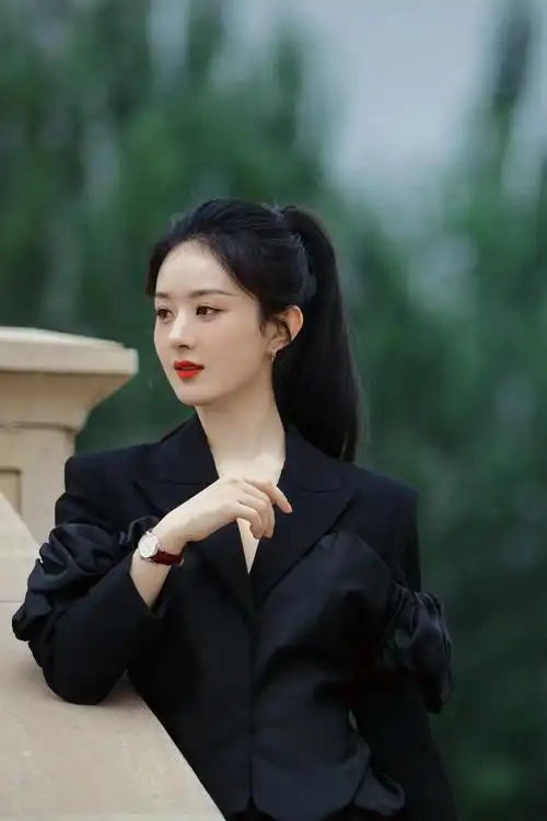 赵丽颖气质越来越好,穿西装搭配高马尾,干练又不失优雅