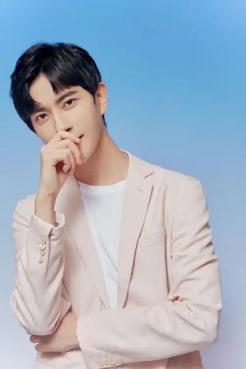 海报星图##全球中文音乐榜上榜#@于朦胧央视八一晚会,浅粉色西服套装