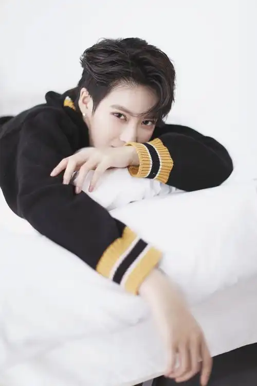 栩姿,1998年10月2日出生于四川省宜宾市筠连县,中国内地流行乐女歌手