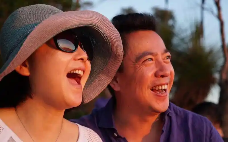 华谊总裁王中磊一家出海度假夫妻恩爱亲吻