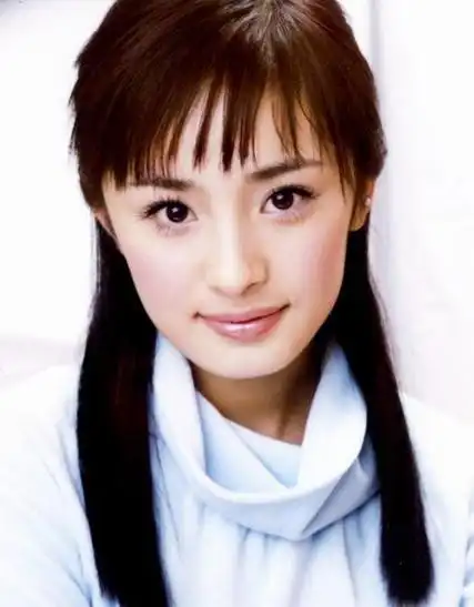 杨幂的真实脸型让第一方的蒙丹自愧不如,丑小鸭完美蜕变成白天鹅