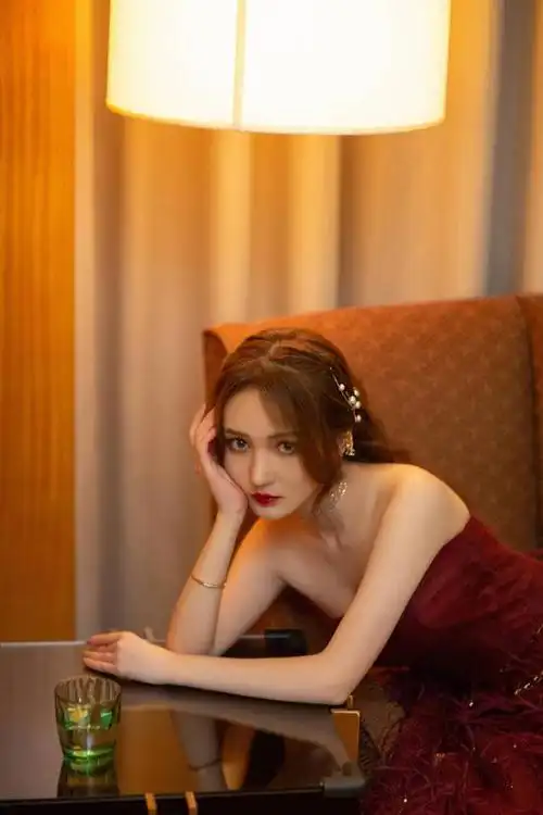 靳梦佳好像仙女!暗红色羽毛礼服,宛如凤凰下凡,神秘而又优雅!