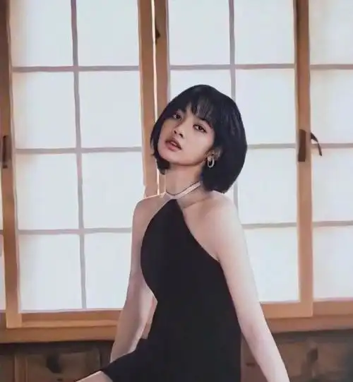 lisa的黑茶色短发超显白