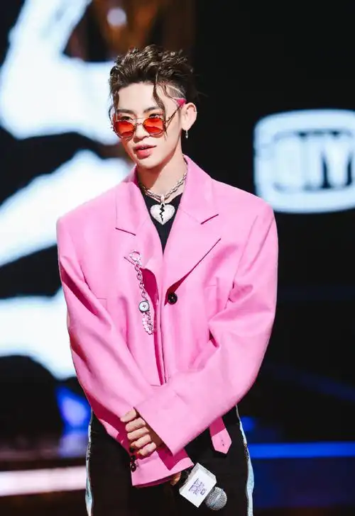 小鬼王琳凯[超话]##小鬼粉色鬓角##明星画报