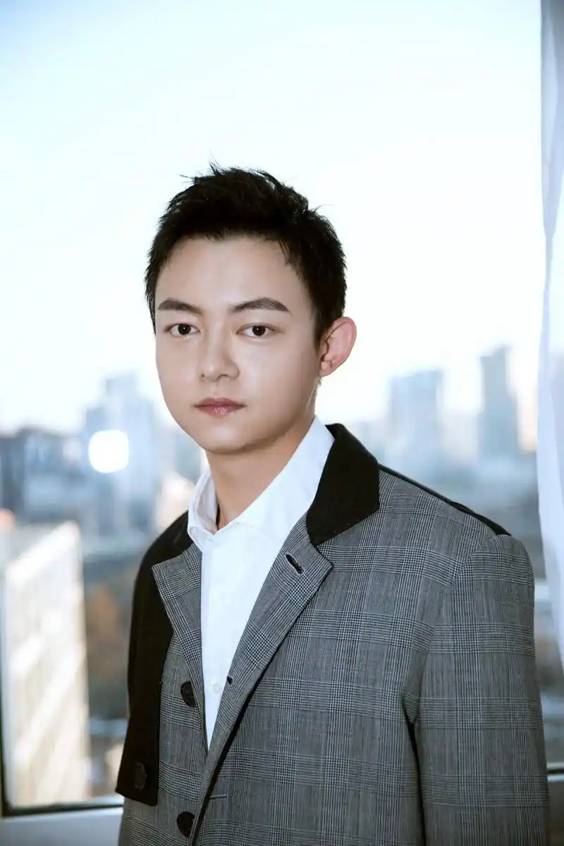 演员万国鹏受邀2019搜狐时尚盛典 干练造型诠释"剧抛脸"的帅气