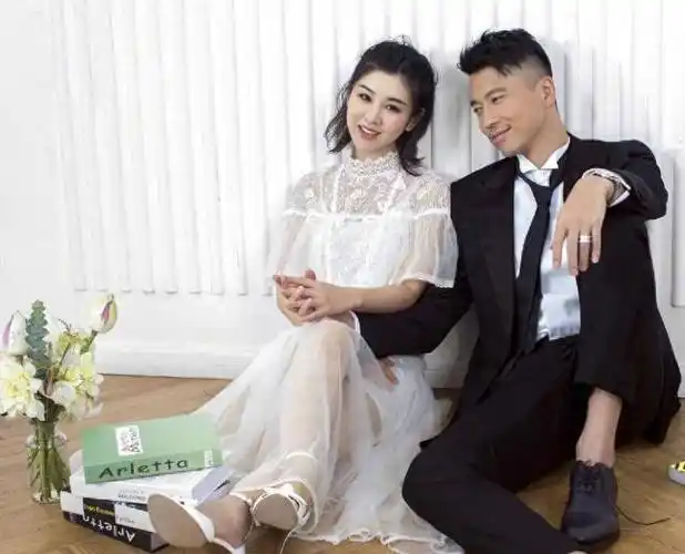 10月20日,女星李小萌炫耀恩爱,晒出一系列家庭合照,庆祝与老公王雷