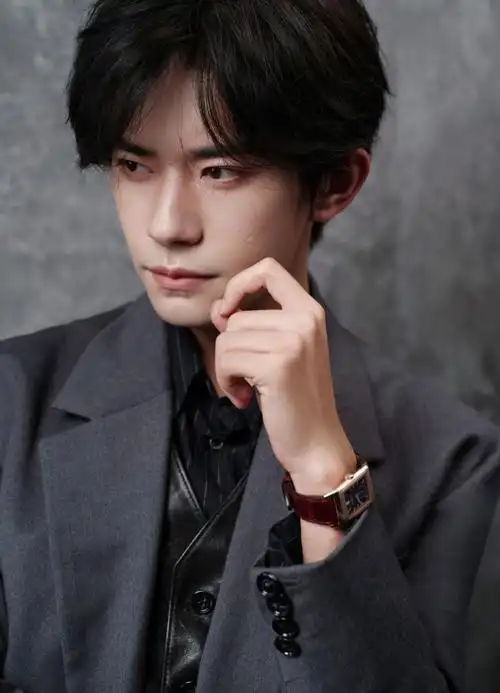 bazaar icons#时间之旅将启,静待@tfboys-易烊千玺随风暖昼长的夏日